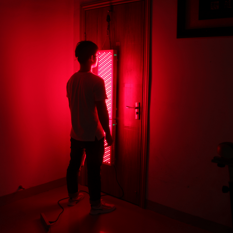 ドアのそばにぶら下がっている全身赤色赤外線療法850nm自宅で使用FDA医療グレードのデバイスRD1500RD1000を追加